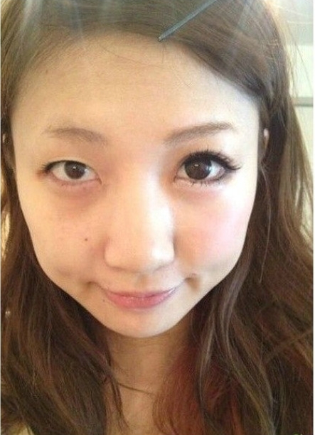 Sorprendentes maquillajes en media cara de las chicas japonesas