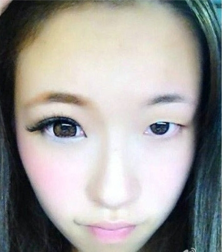 Sorprendentes maquillajes en media cara de las chicas japonesas