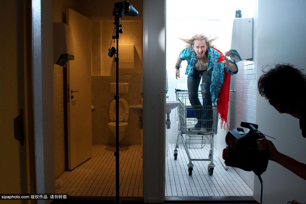 Impresionante fotografía conceptual: fiestas y locuras en el baño13