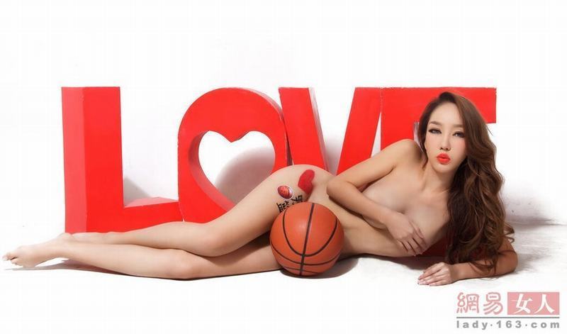 Sexy joven chica china posa desnuda y anima a la selección china de baloncesto 22
