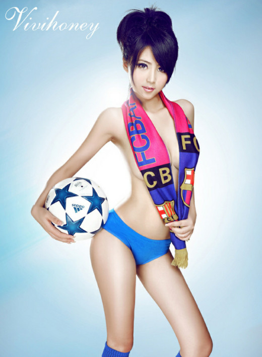 Sexy chica china posa en la camiseta del Barça 1