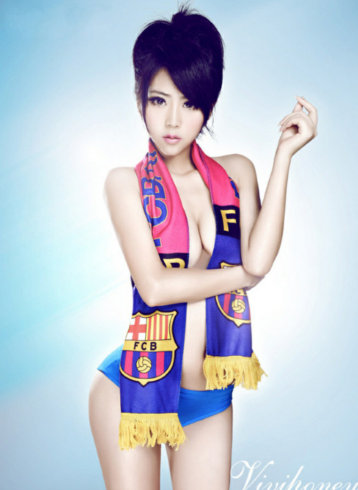 Sexy chica china posa en la camiseta del Barça 3