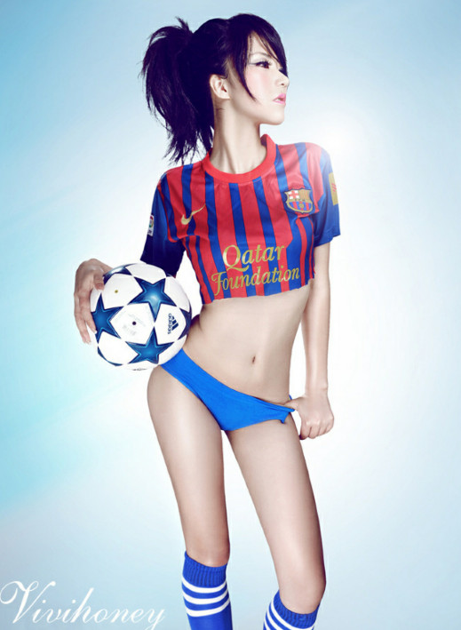 Sexy chica china posa en la camiseta del Barça 4