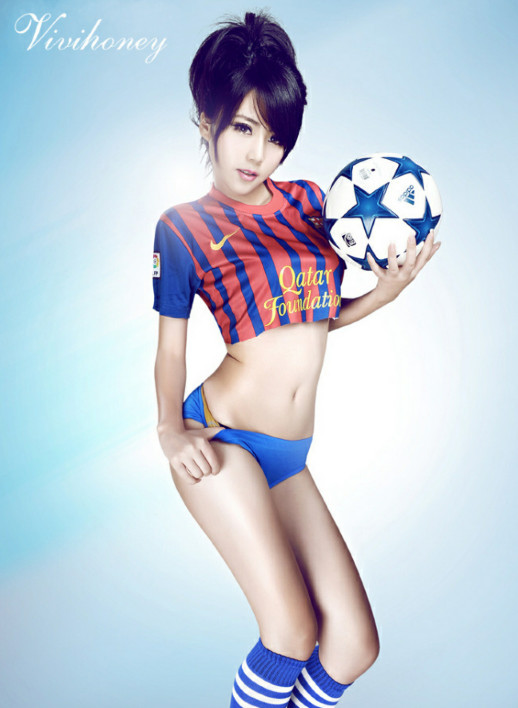 Sexy chica china posa en la camiseta del Barça 6