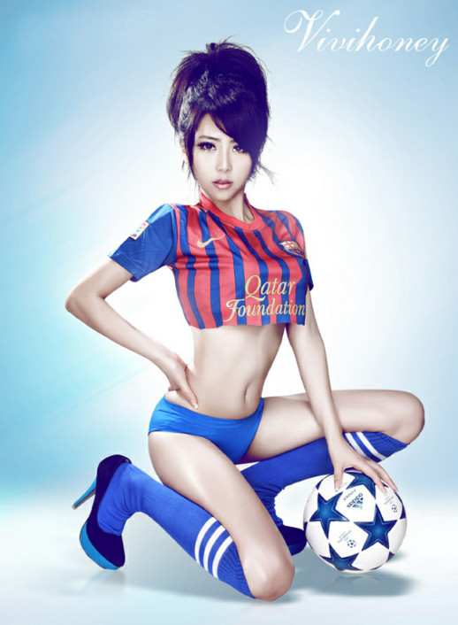 Sexy chica china posa en la camiseta del Barça 7