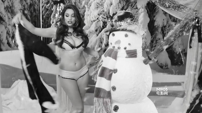La belleza entre blanco y negro —— Kelly Brook posa sexy para la Navidad 22