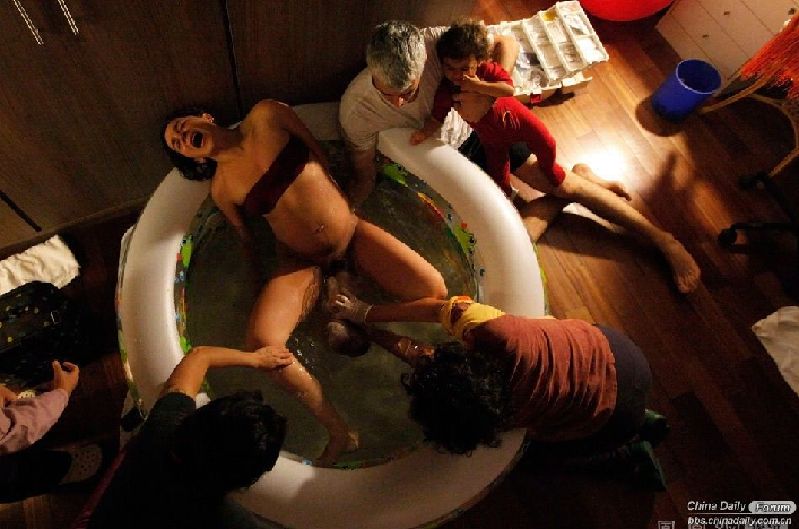Mujer brasileña se somete al 'parto bajo el agua' en la piscina inflable 3