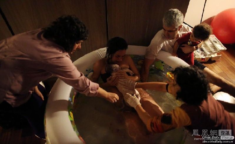 Mujer brasileña se somete al 'parto bajo el agua' en la piscina inflable 4