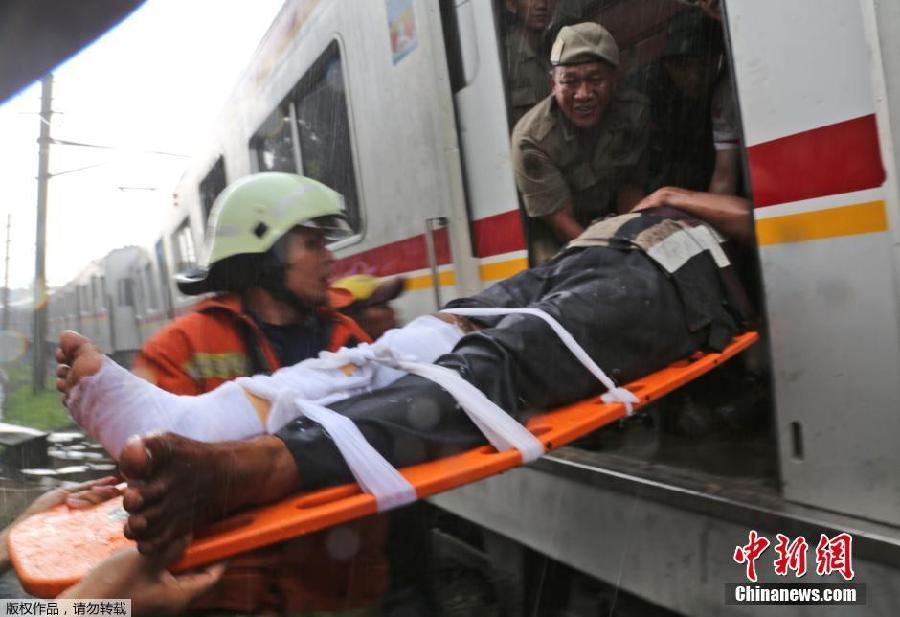 Colisionan tren y camión en Yakarta, 5 muertos y 100 heridos