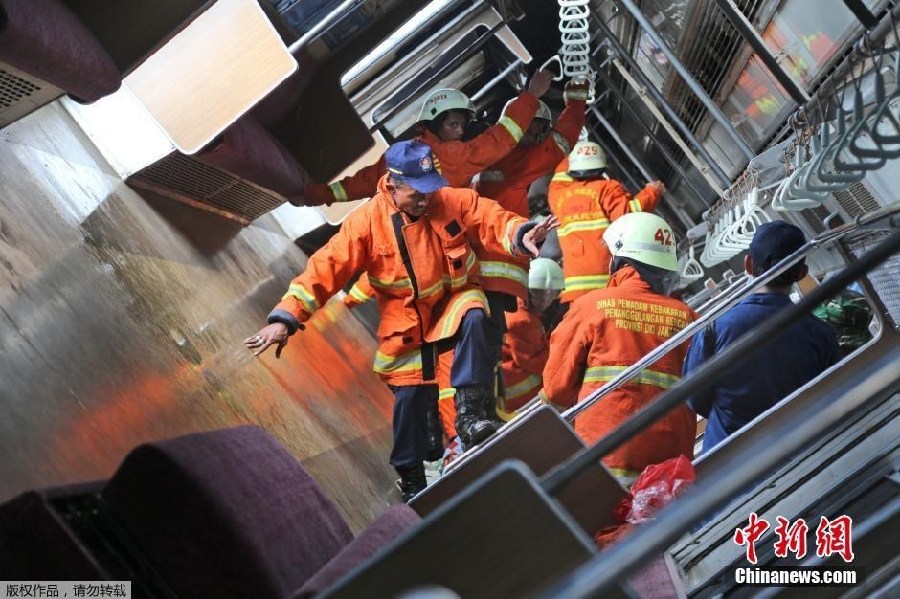 Colisionan tren y camión en Yakarta, 5 muertos y 100 heridos