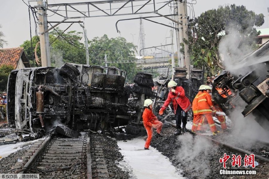 Colisionan tren y camión en Yakarta, 5 muertos y 100 heridos