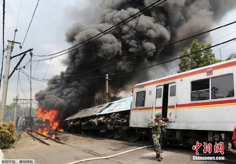 Colisionan tren y camión en Yakarta, 5 muertos y 100 heridos