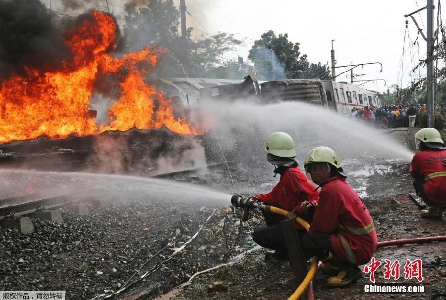 Colisionan tren y camión en Yakarta, 5 muertos y 100 heridos