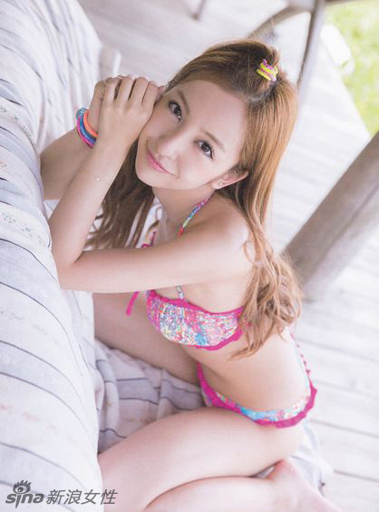 Modelo japonesa Itano Tomomi lanza fotos bonitas en bikini5