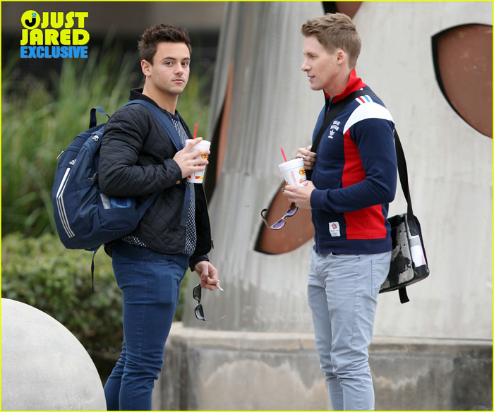 El saltador de trampolín británico Tom Daley paseando con su novio Dustin Lance Black 4