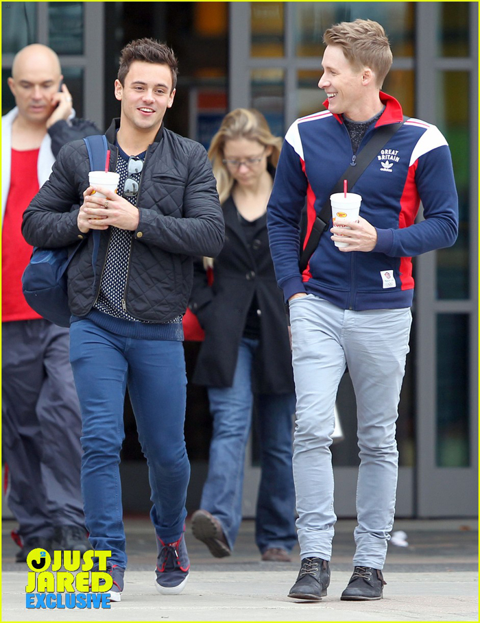 El saltador de trampolín británico Tom Daley paseando con su novio Dustin Lance Black 22