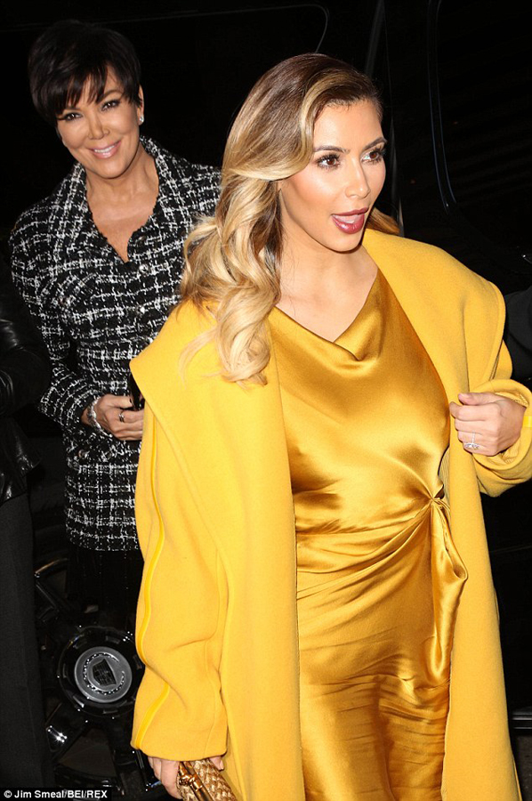 Kim Kardashian brilla con vestido dorado