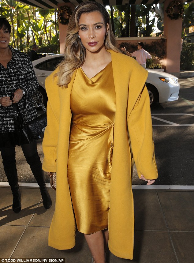 Kim Kardashian brilla con vestido dorado