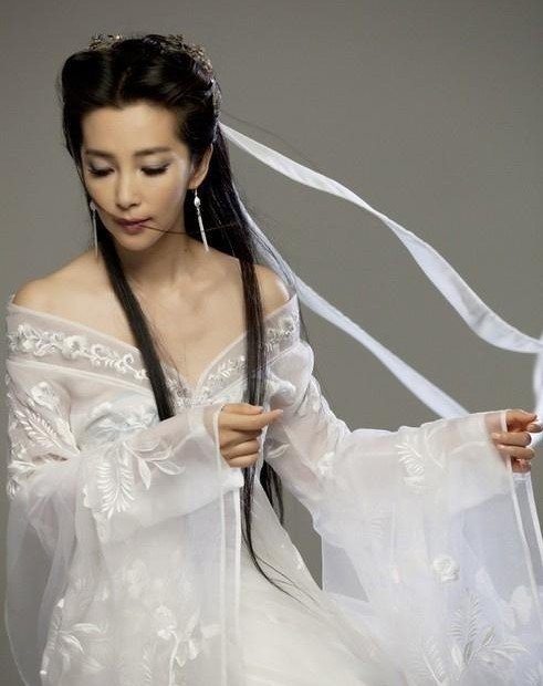 Actriz china Li Bingbing en vestido tradicional1