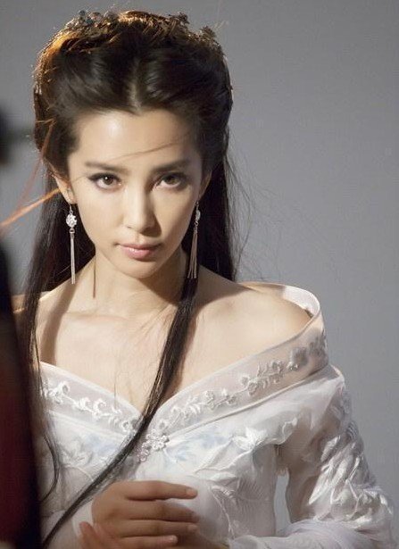 Actriz china Li Bingbing en vestido tradicional3