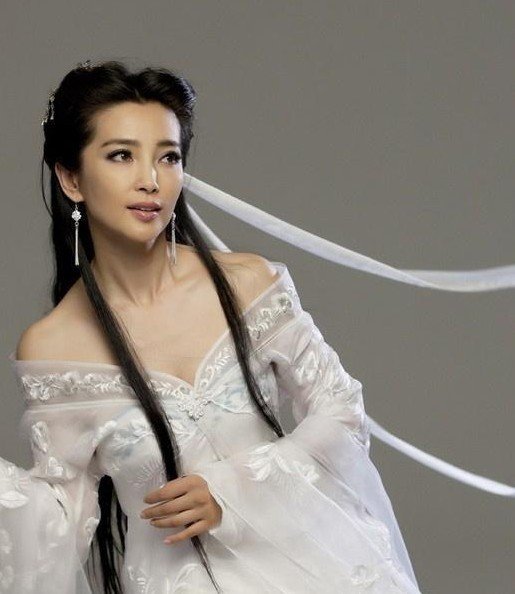 Actriz china Li Bingbing en vestido tradicional5
