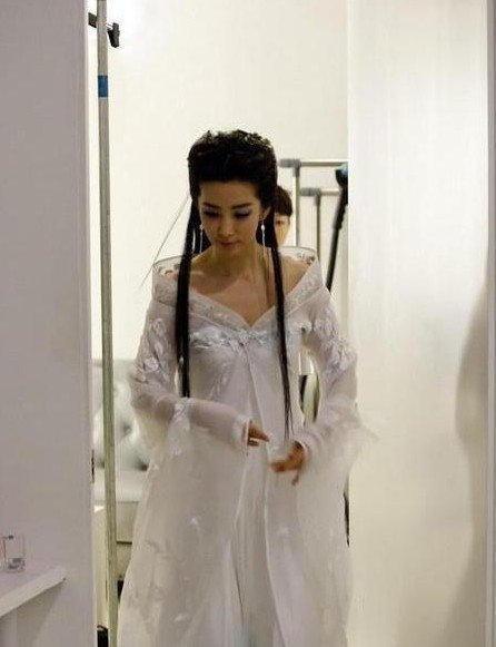 Actriz china Li Bingbing en vestido tradicional6