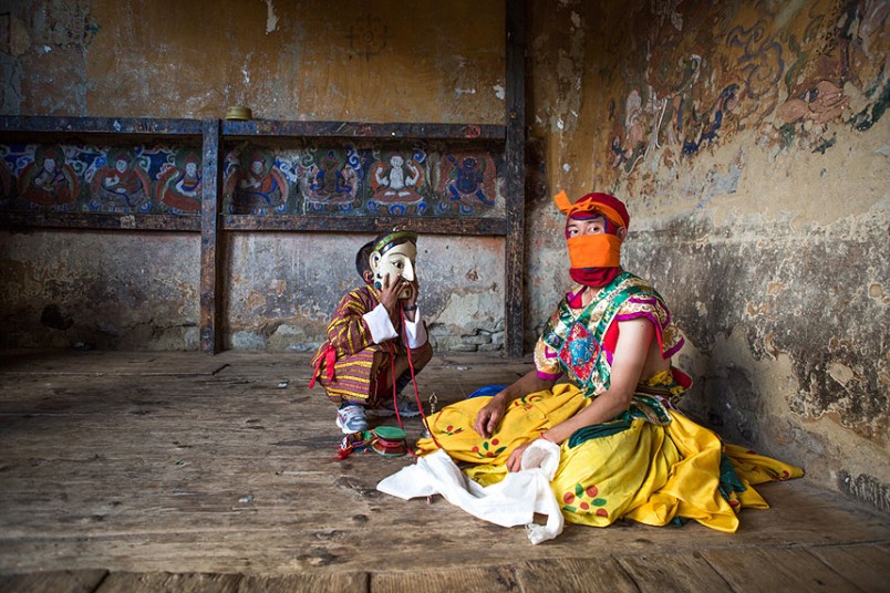 Joyce Le Mesurier tomó esta imagen de una bailarina enmascarada y un niño butaneses que se preparan para participar en un festival en Tamshing Lhakhang, Bumthang, para la categoría Artes y Cultura.