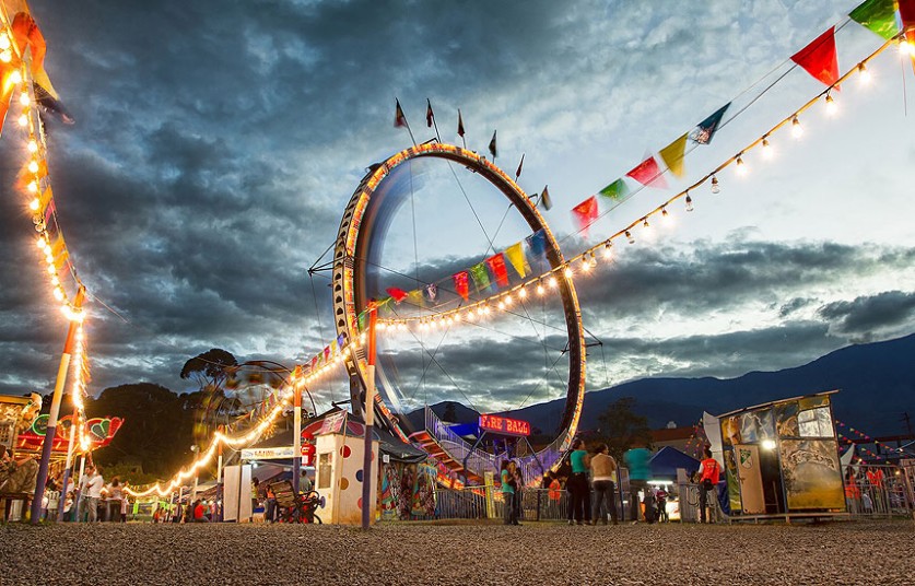 Esta imagen de un parque de atracciones en Medellín fue presentada por el fotógrafo colombiano Pedro Londoño para la categoría Luz Baja.