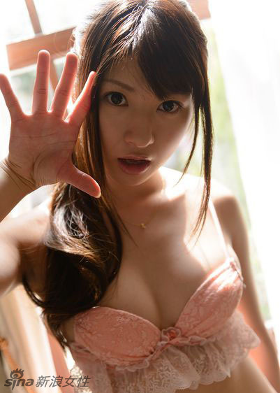 Japonesa Rio Ogawa muestra sus pechos y culo sexy