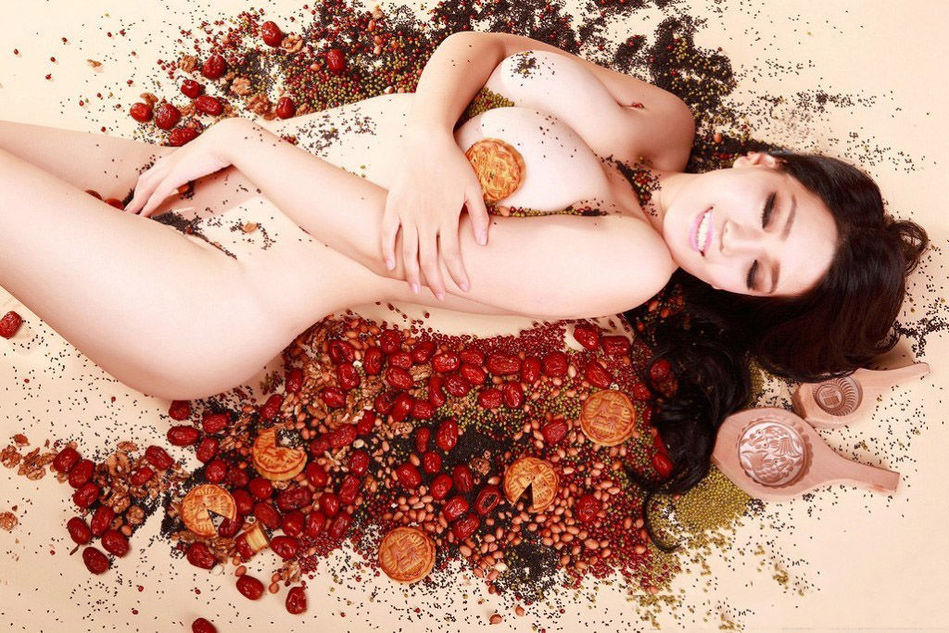 Chica china con pecho grande posa sexy en el baño 