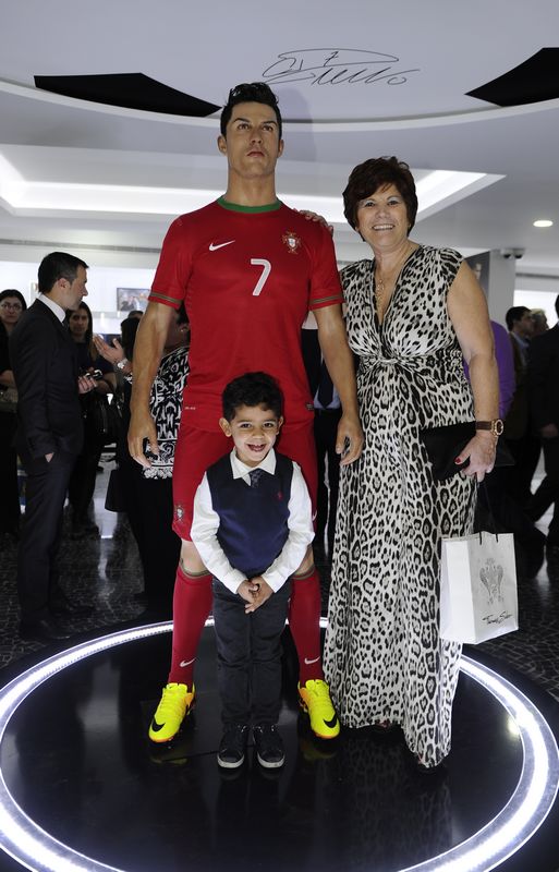 C. Ronaldo inaugura con su familia el museo dedicado a su figura 3