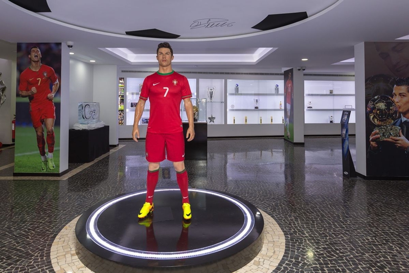 C. Ronaldo inaugura con su familia el museo dedicado a su figura 8
