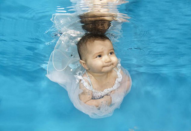 Los bebés despreocupados y satisfechos en el agua7
