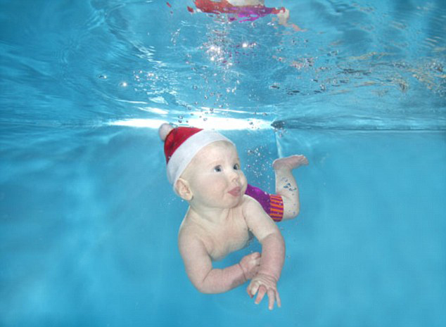 Los bebés despreocupados y satisfechos en el agua8