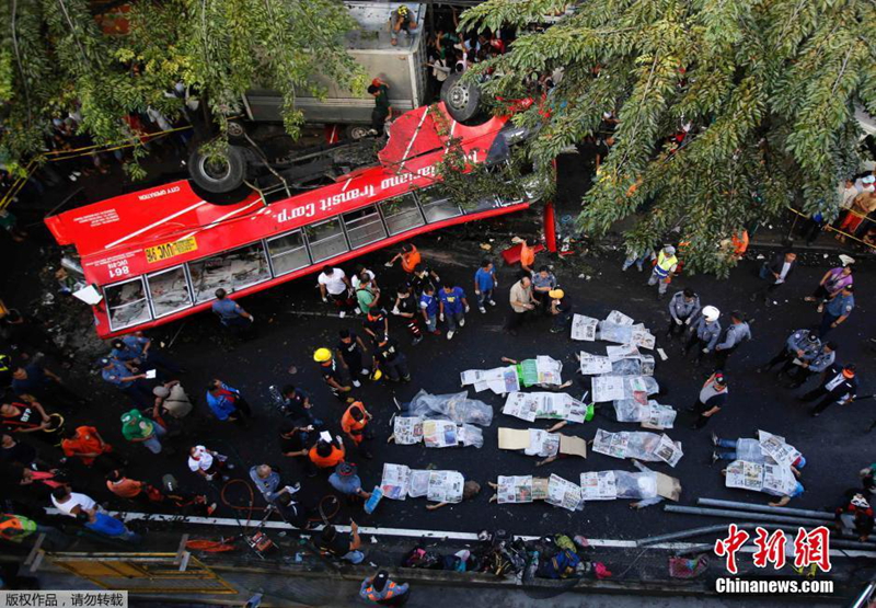 20 muertos al caer autobús de puente sobre camioneta en Filipinas