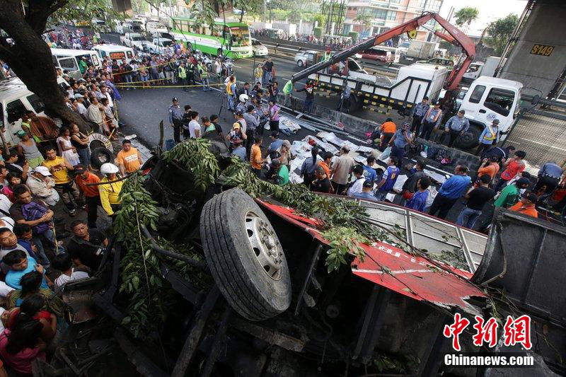 20 muertos al caer autobús de puente sobre camioneta en Filipinas