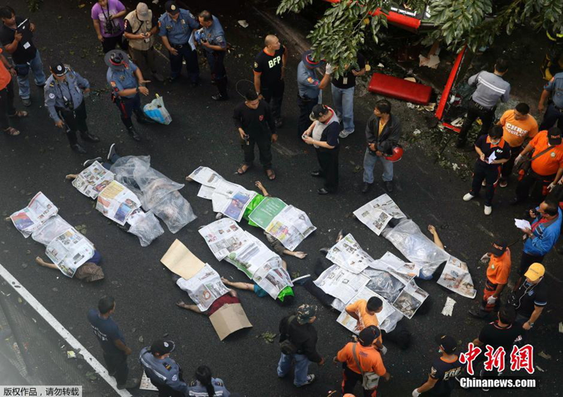 20 muertos al caer autobús de puente sobre camioneta en Filipinas