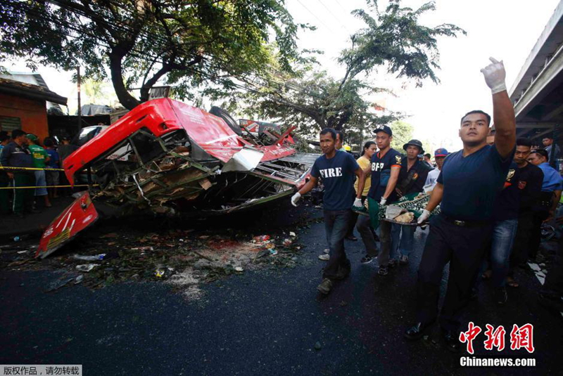 20 muertos al caer autobús de puente sobre camioneta en Filipinas