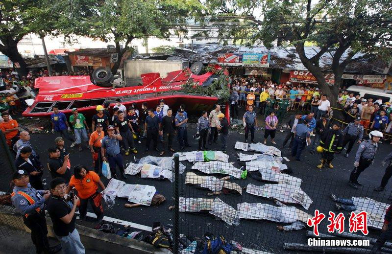 20 muertos al caer autobús de puente sobre camioneta en Filipinas