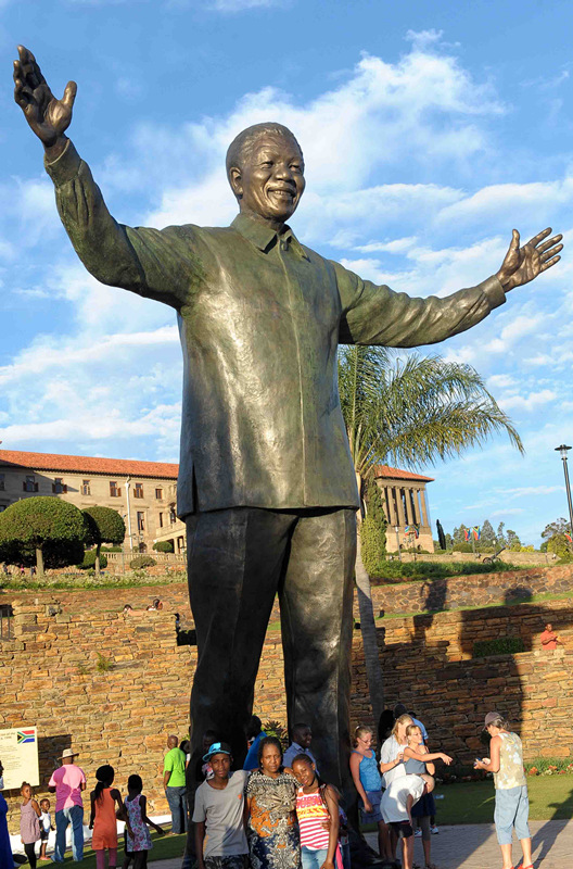 Sudáfrica inaugura una estatua de Mandela de nueve metros de altura
