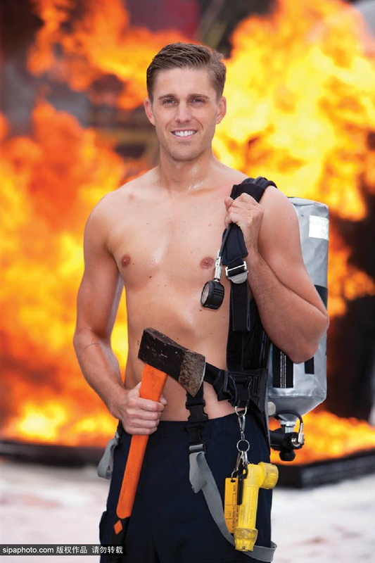 Bomberos ingleses posan sexys para el calendario benéfico 2014