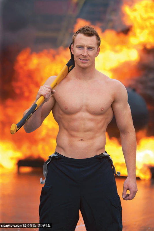 Bomberos ingleses posan sexys para el calendario benéfico 2014