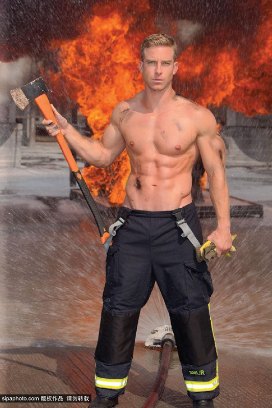 Bomberos ingleses posan sexys para el calendario benéfico 2014