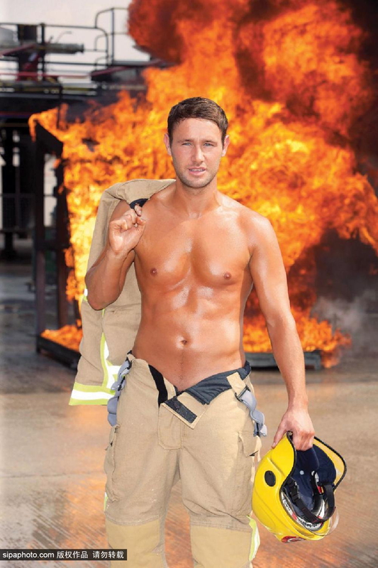 Bomberos ingleses posan sexys para el calendario benéfico 2014