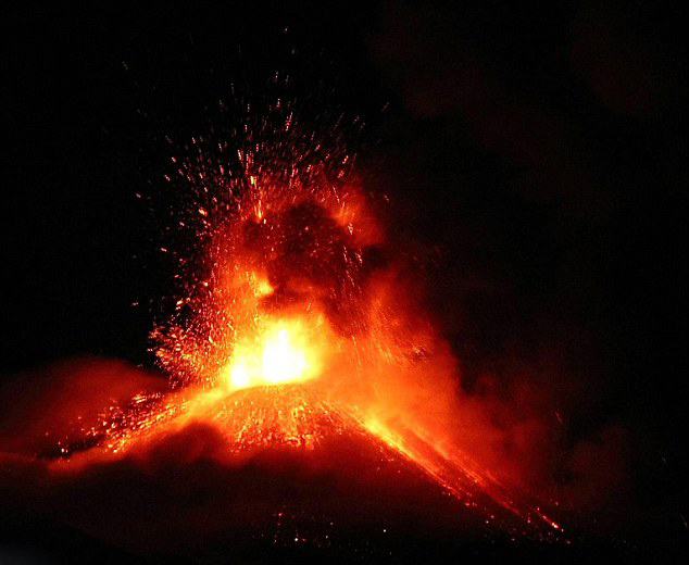 El Etna vuelve a entrar en erupción y provoca el cierre de varios aeropuertos
