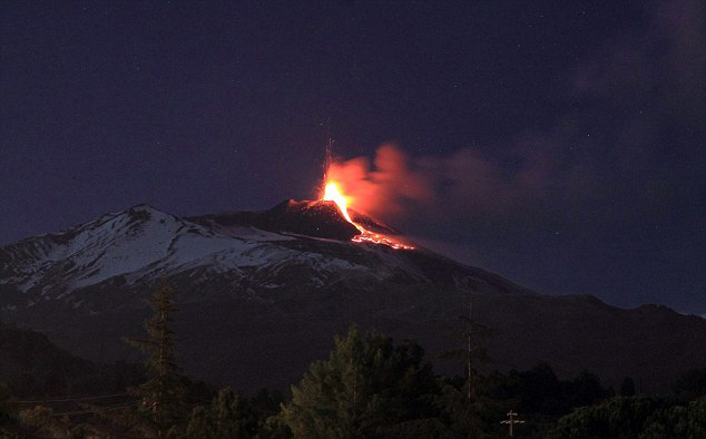 El Etna vuelve a entrar en erupción y provoca el cierre de varios aeropuertos