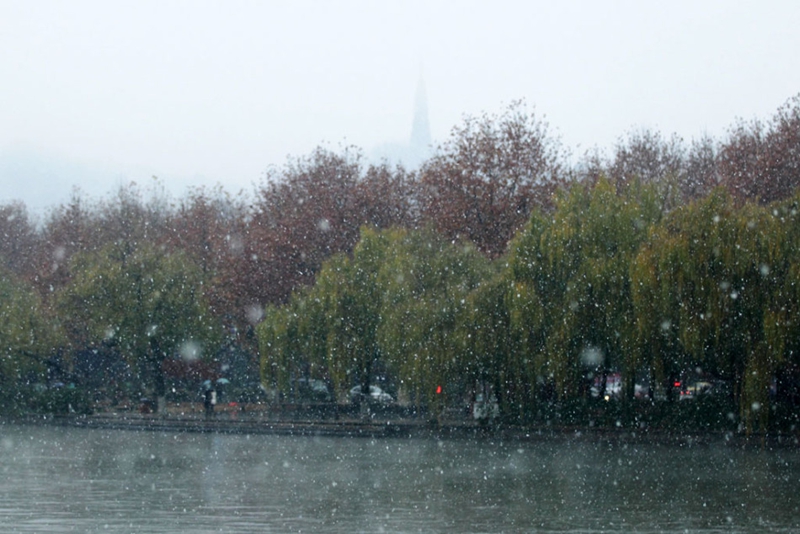 Escenas románticas de la primera nevada en la ciudad de Hangzhou2