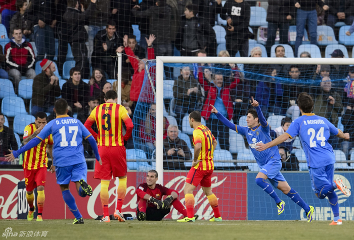 Pedro mantiene al Barça en el liderazgo con su 'hat-trick' al Getafe 1