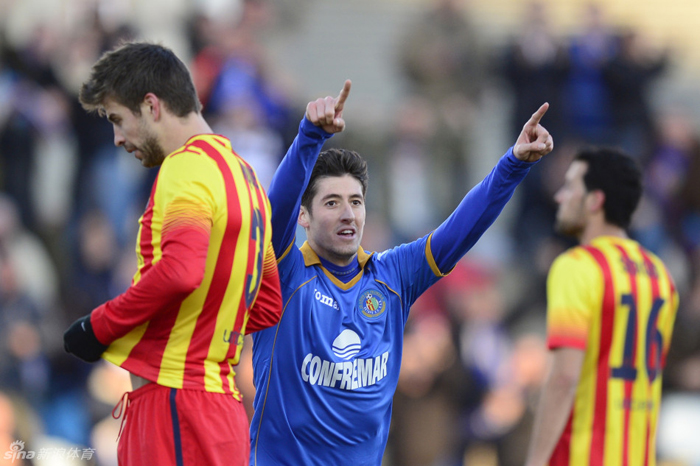 Pedro mantiene al Barça en el liderazgo con su 'hat-trick' al Getafe 2
