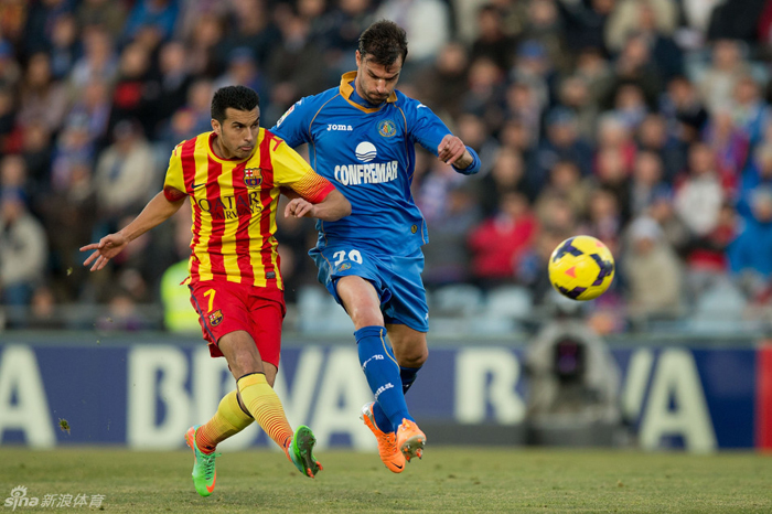 Pedro mantiene al Barça en el liderazgo con su 'hat-trick' al Getafe 5